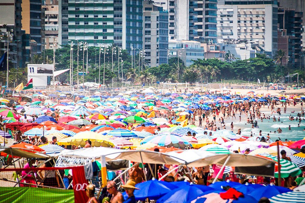 Movimentação na praia do Leblon, no Rio de Janeiro (RJ), neste domingo (14).