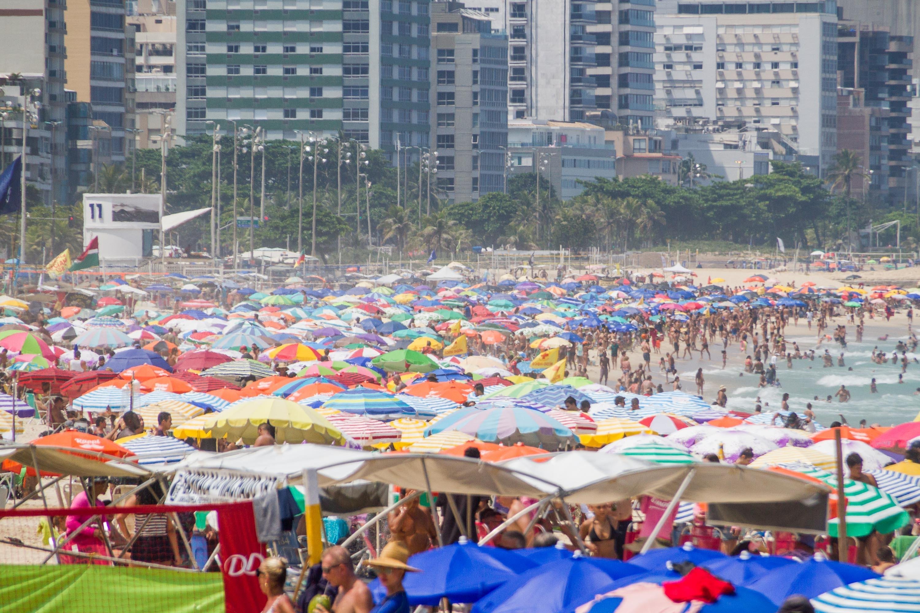 Movimentação na praia do Leblon, no Rio de Janeiro (RJ), neste domingo (14).