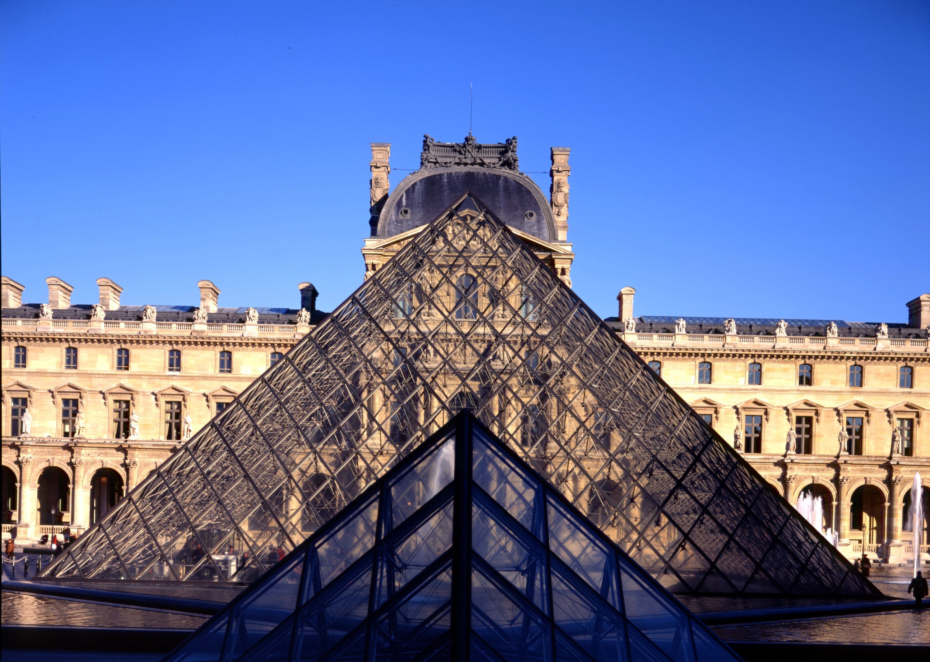 Pirâmide de vidro no Museu do Louvre, em Paris