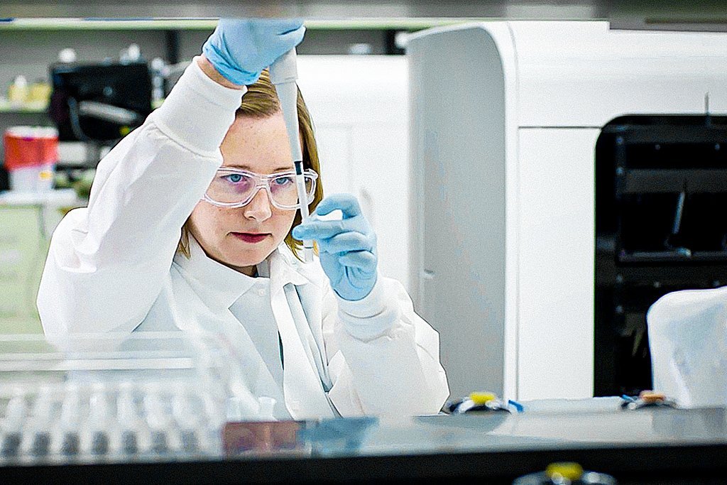 Pesquisadores encontram grupo raro que pode ser chave para cura do HIV Pesquisadores encontram grupo raro que pode ser chave para cura do HIV