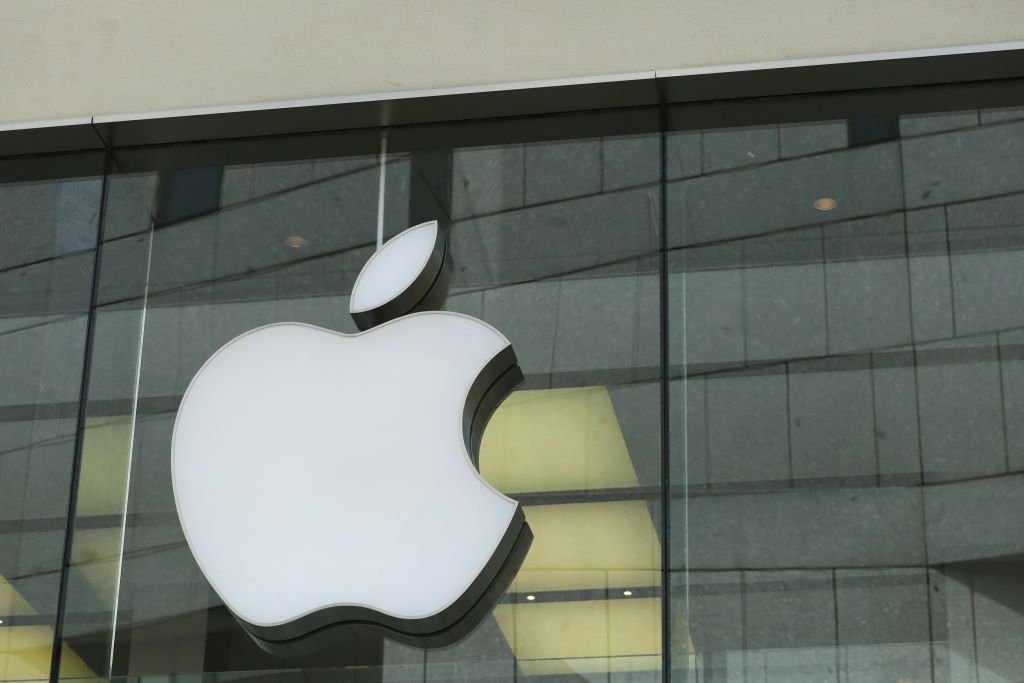 Logotipo da Apple em loja da empresa