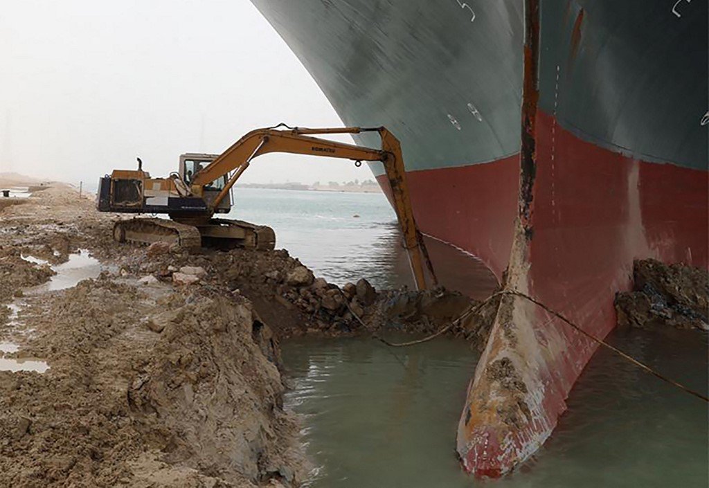 Navio encalhado no Canal de Suez atrasa cerca de US$ 400 milhões por hora em mercadorias