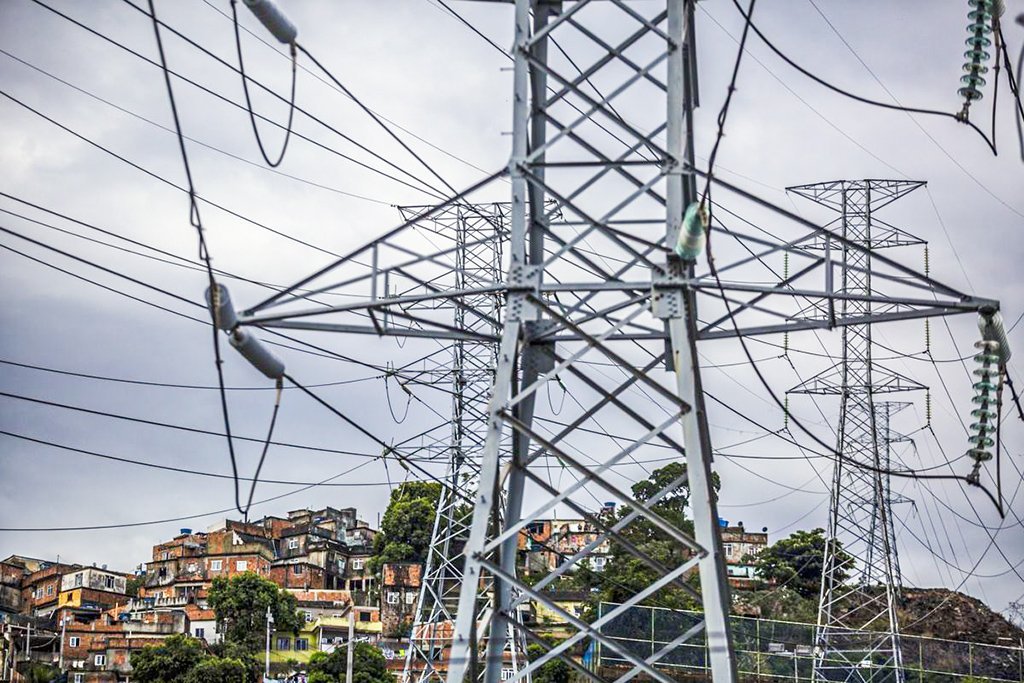 Linhas de transmissão da Eletrobras próximas à favela Ouerosene, no Rio de Janeiro, Brasil