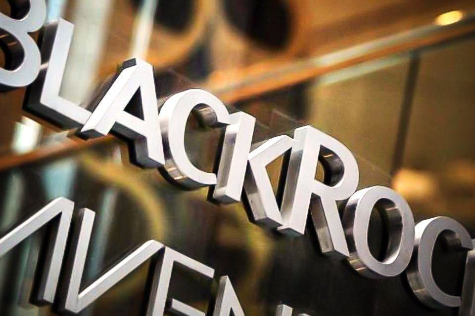 Logotipo da gestora BlackRock em um prédio de Nova York