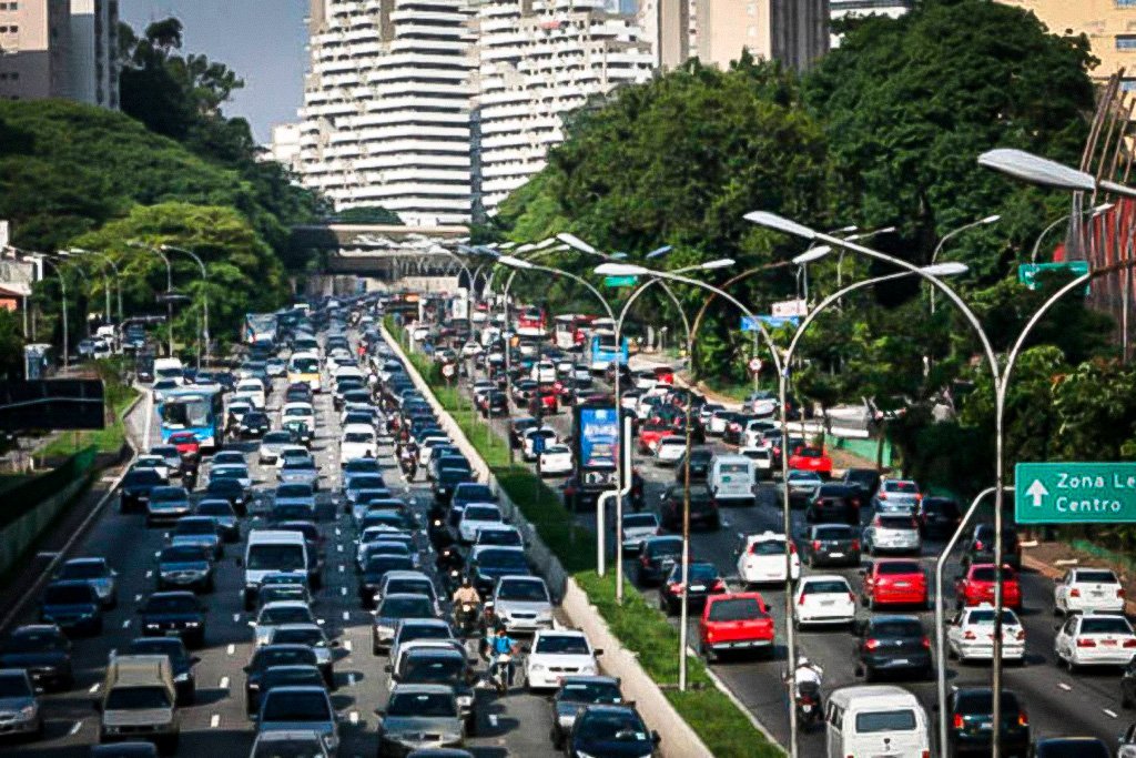 Carros no trânsito da Avenida 23 de Maio, em São Paulo