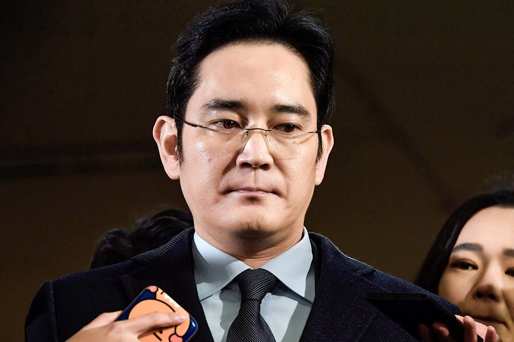 O herdeiro e vice-presidente da Samsung Electronics, Lee Jae-yong, chega para interrogatório na Coreia do Sul