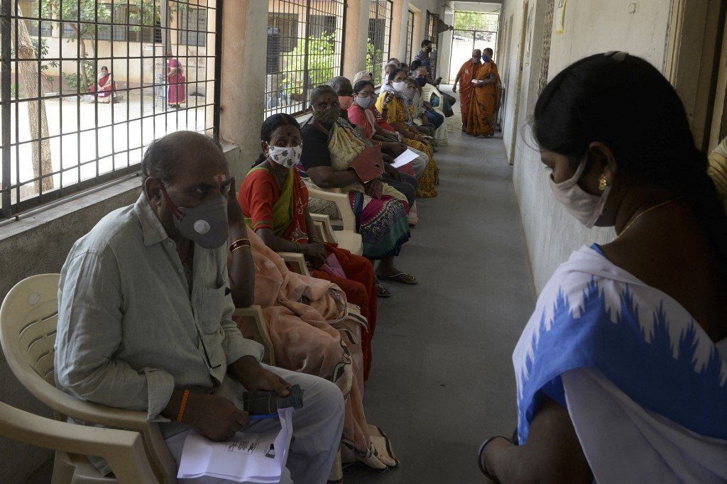  Idosos aguardam sua vez de receber a dose da vacina de Covishield contra o coronavírus Covid-19 em uma escola secundária do governo em Hyderabad em 5 de abril de 2021