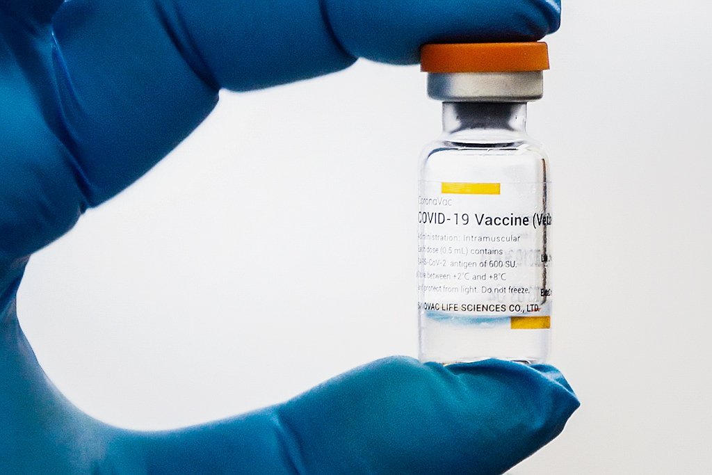 Profissional de saúde segura frasco de vacina contra Covid-19 CoronaVac em Kiev, na Ucrânia