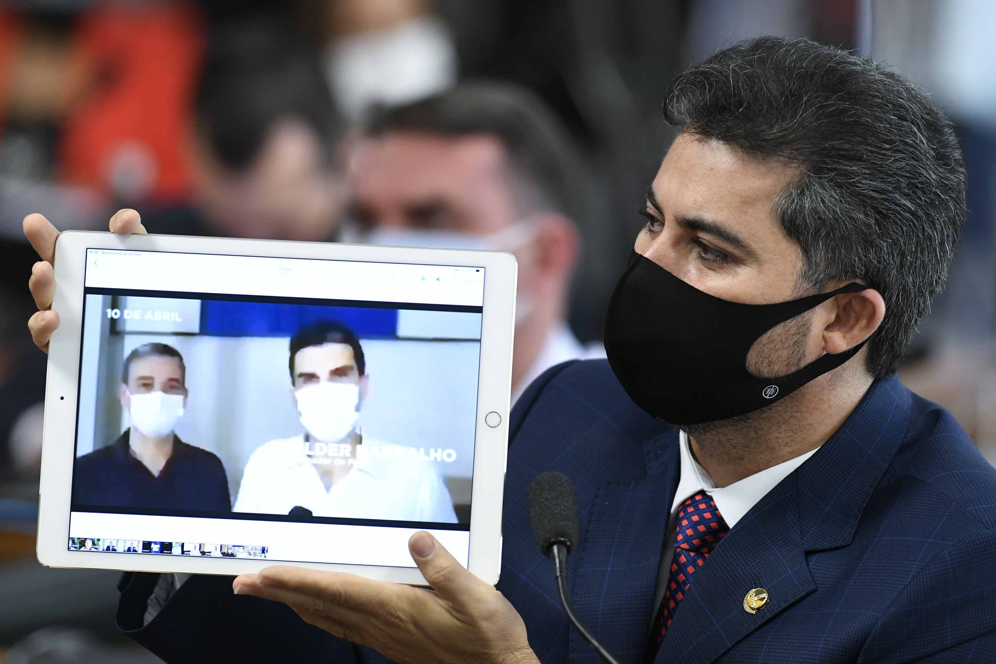 Senador mostra vídeo de governadores defendendo cloroquina e é repreendido  | Exame