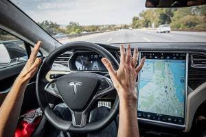 Carro da Tesla em piloto automático