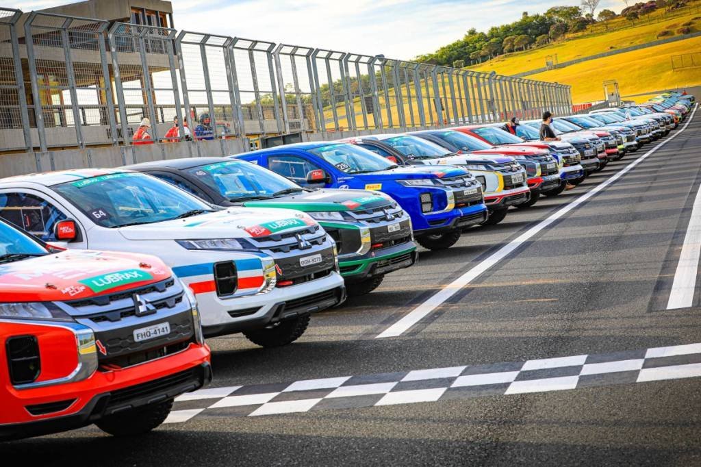 Carros de corrida da Mitsubishi Cup