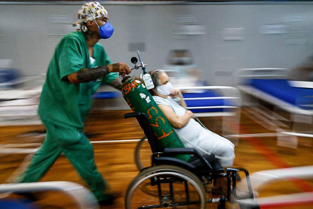 Um paciente COVID-19 é tratado em um hospital instalado em uma academia de esportes, em Santo André, estado de São Paulo, Brasil, em 26 de março de 2021.
