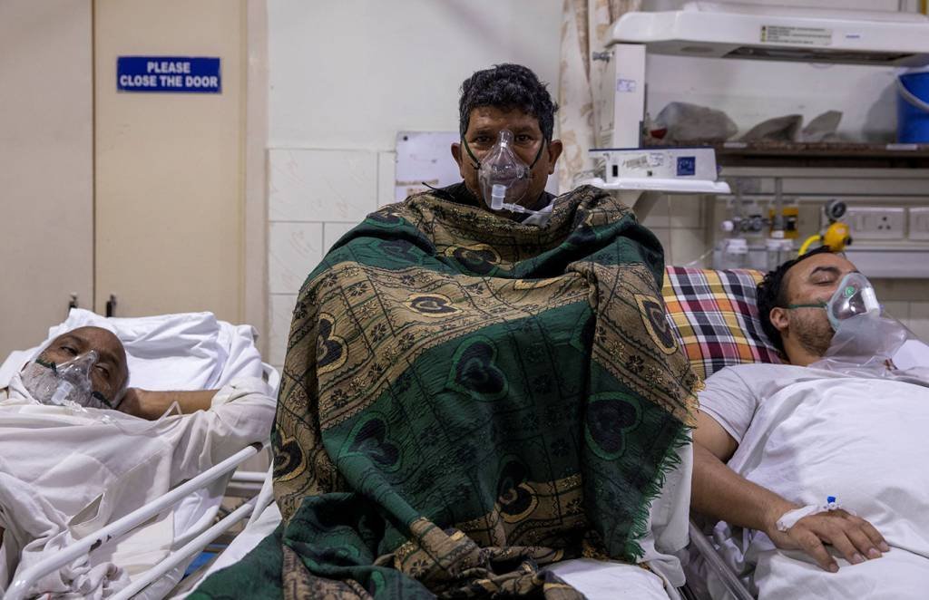 Pacientes de covid-19 em hospital na Índia