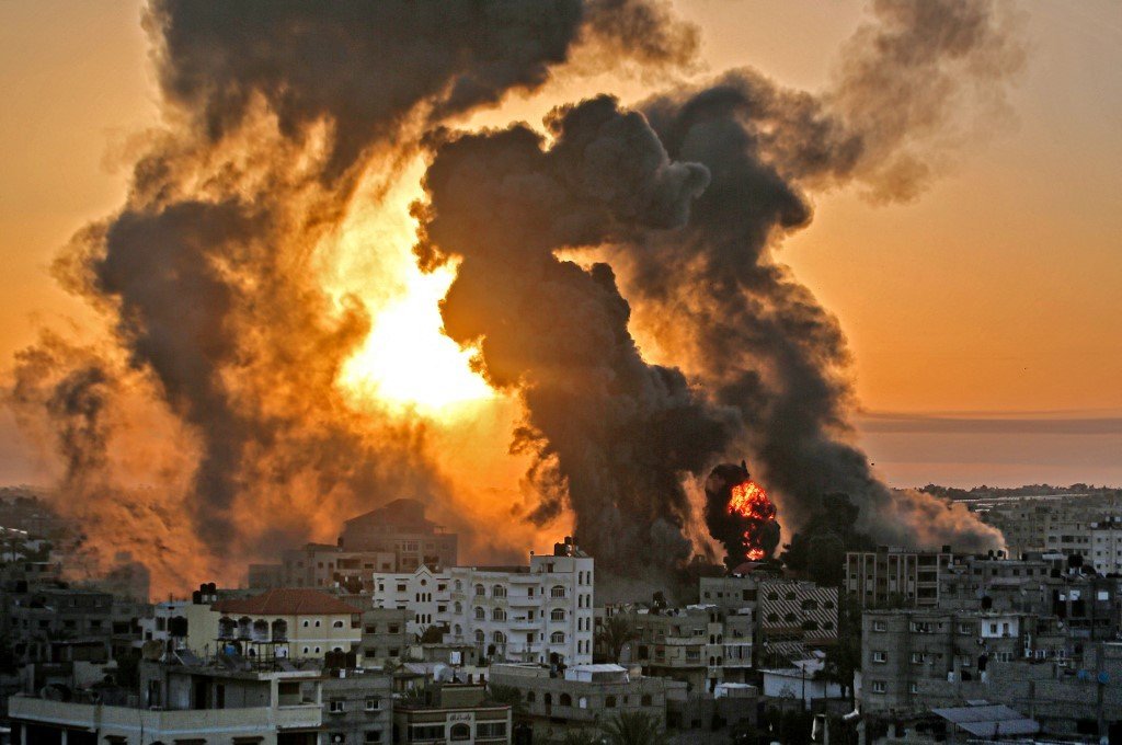 Os ataques aéreos israelenses na Faixa de Gaza atingiram as casas de membros do alto escalão do grupo militante Hamas, disseram os militares na quarta-feira, com o quartel-general da polícia do território também como alvo.