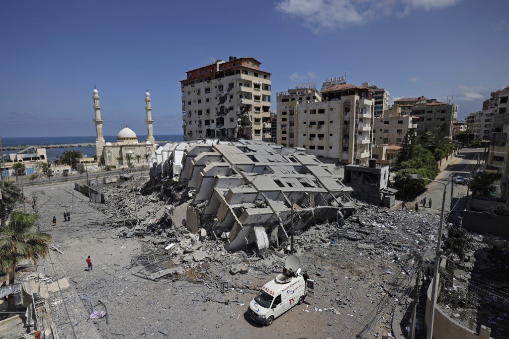 Militantes palestinos em Gaza dispararam mais de 1.000 foguetes contra Israel, quando as hostilidades entre os rivais aumentaram dramaticamente após dias de agitação em Jerusalém, disse o Exército israelense.