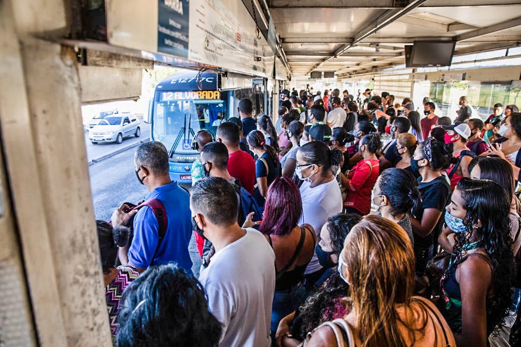 ônibus lotado no Rio de Janeiro durante a pandemia