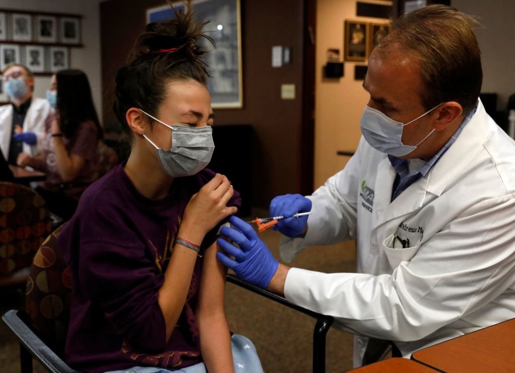 EUA inicia vacinação contra covid de adolescentes de 12 a 15 anos