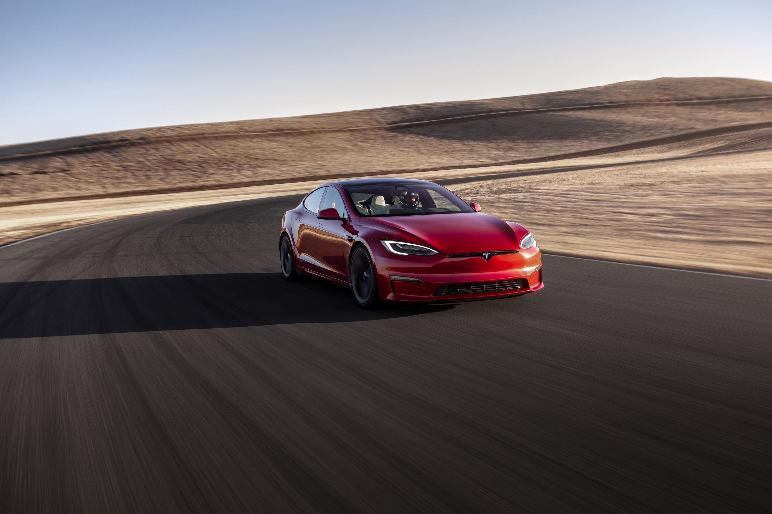 Model S Plaid da Tesla dirigindo em estrada