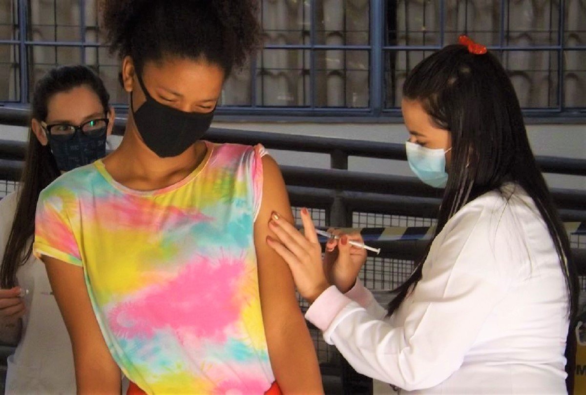 Vacinação contra covid-19 de adolescentes em Betim, Minas Gerais.