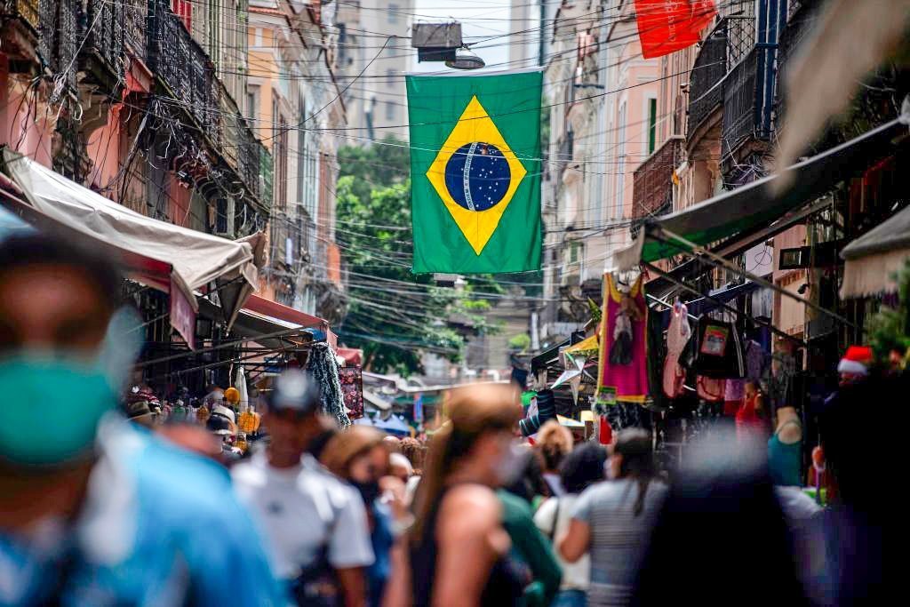 Pessoas caminham no centro do Rio de Janeiro, Brasil, em 08 de dezembro de 2020