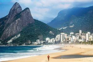 Praia de Ipanema, no Rio de Janeiro, na pandemia do novo coronavírus; cresce a procura de estrangeiros por imóveis