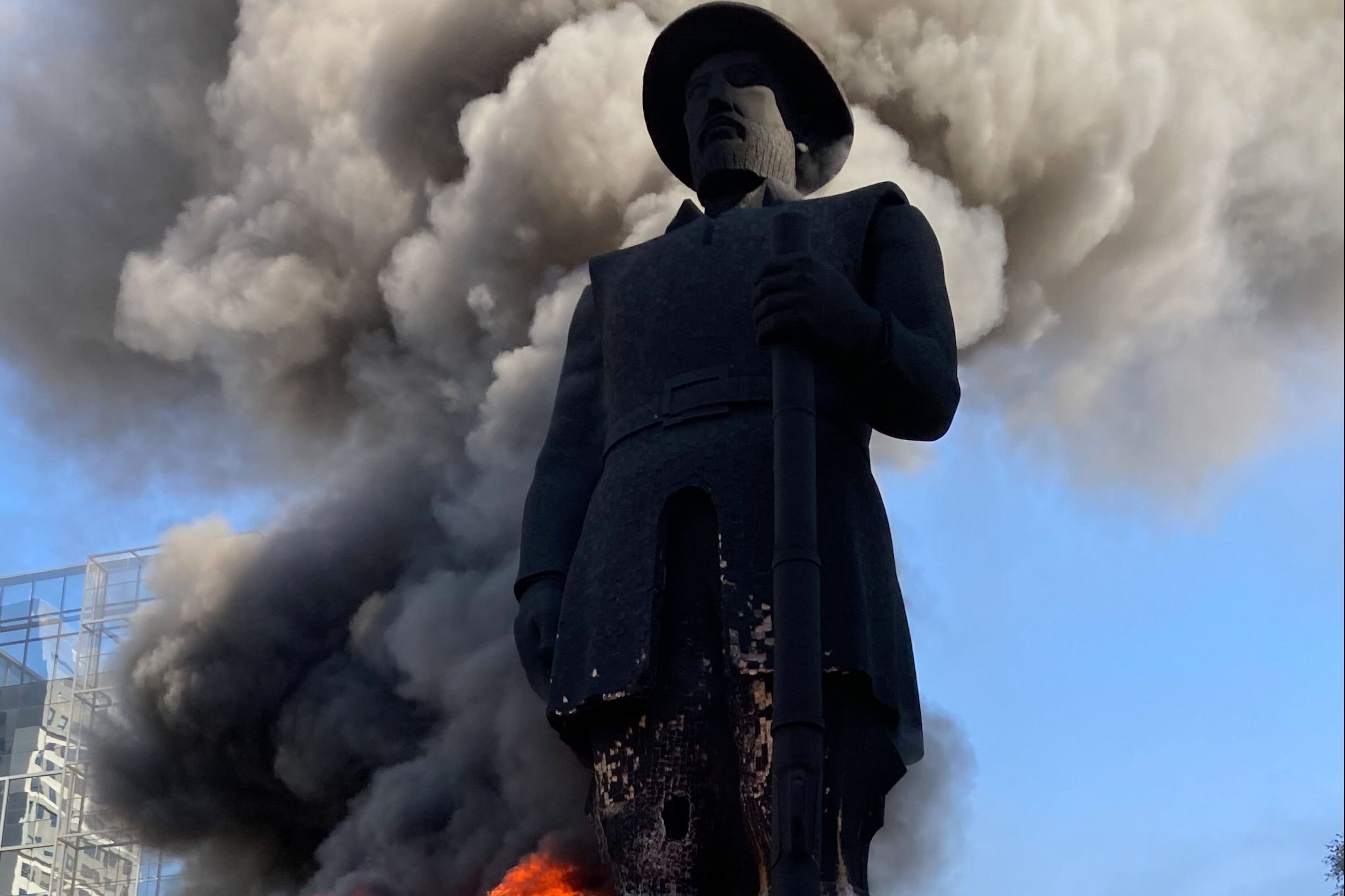 Estátua de Borba Gato em chamas na avenida Santo Amaro, em São Paulo