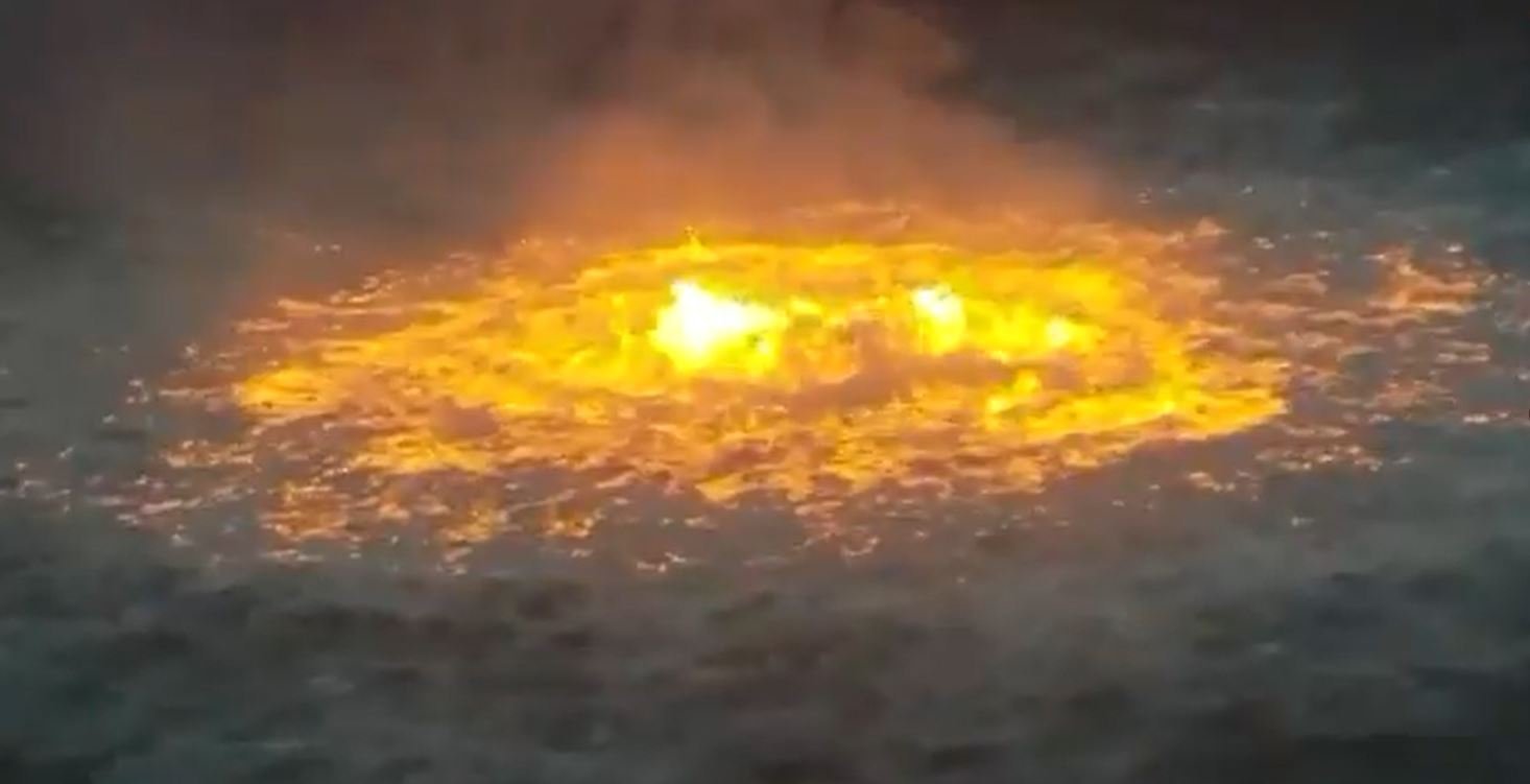 Golfo de México se convierte en “océano de fuego” después de la explosión de un oleoducto
