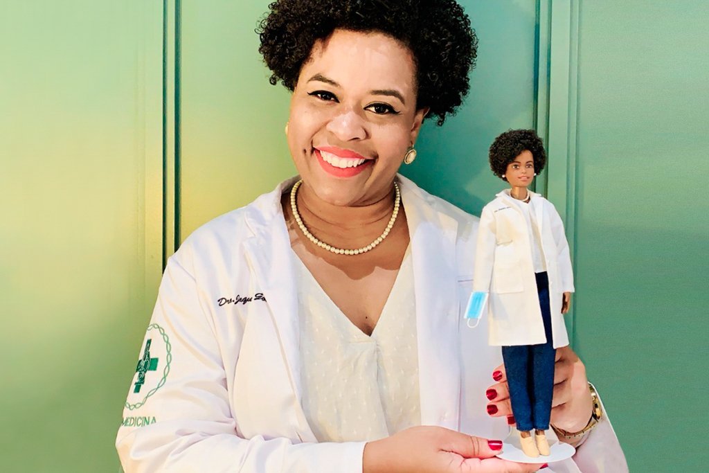 Brasileira é homenageada com boneca da Barbie por trabalho sobre covid-19 |  Exame