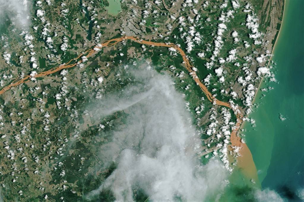 Imagem de satélite do Rio Doce atingido pela lama