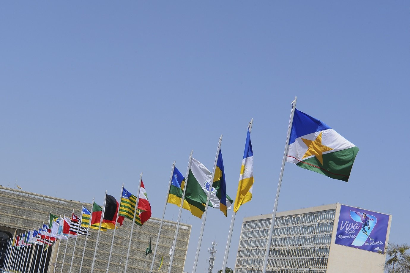 A Alameda dos Estados está localizada na Esplanada dos Ministérios, em frente ao Congresso Nacional. É composta pelas bandeiras de todos os estados brasileiros.