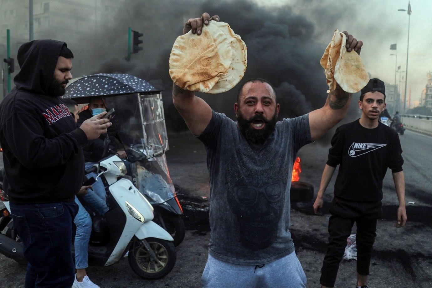 Protestos enquanto a moeda do Líbano atinge uma baixa recorde em meio à turbulência econômica