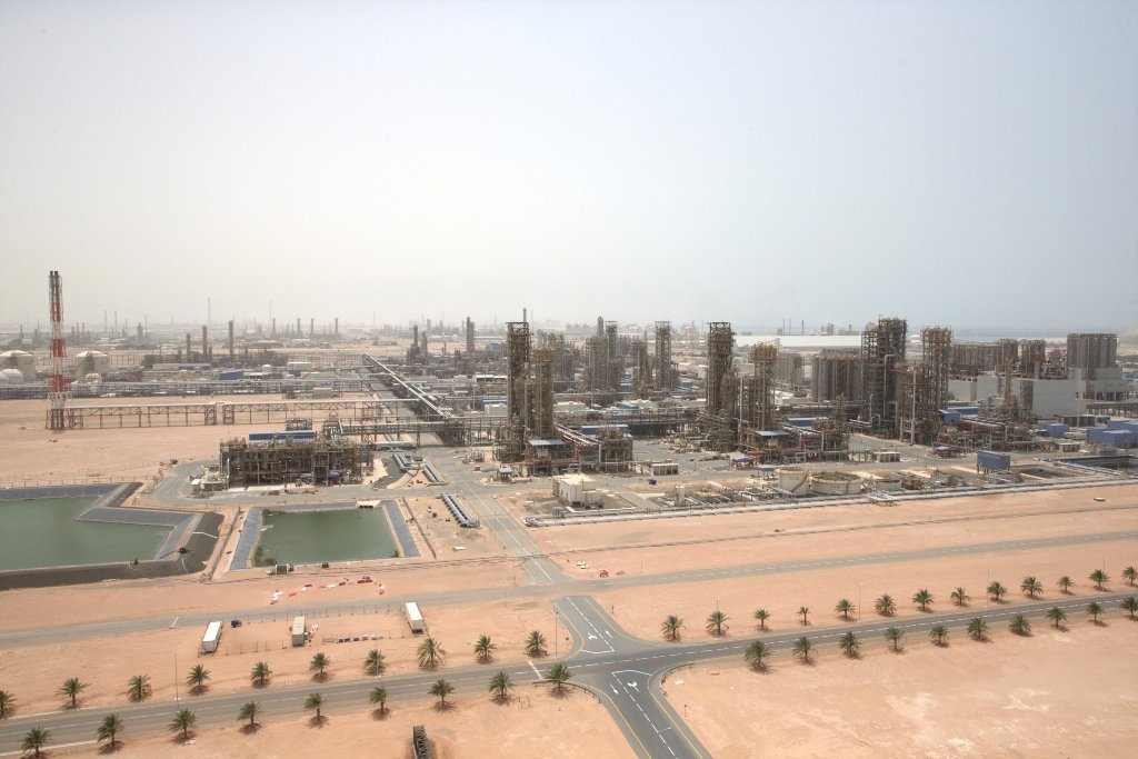 Vista de instalação petroquímica da ADNOC, nos Emirabos Árabes Unidos