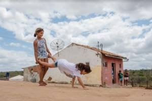 As irmãs Maria e Elizangela brincam na frente da casa em que vivem com os pais e irmãos em Riacho das Almas. Pernambuco, Brasil — Habitat para a Humanidade Brasil/2021