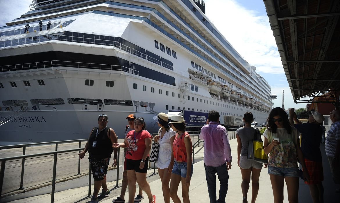 Transatlânticos chegam trazendo 20 mil turistas previstos para acompanhar o réveillon de Copacabana, movimenta o Terminal Internacional de Cruzeiros Pier Mauá, na zona portuária