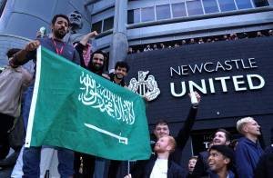 Torcedores do Newcastle United comemoram no St James 'Park após o anúncio de que a aquisição do Newcastle liderada pelos sauditas foi aprovada