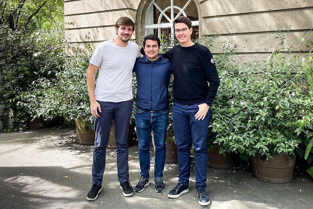 Da esquerda para a direita, Kristian Huber, fundador e VP de Negócios da Loft, Raul Villarreal, fundador da TrueHome, e Mate Pencz, fundador e co-CEO da Loft