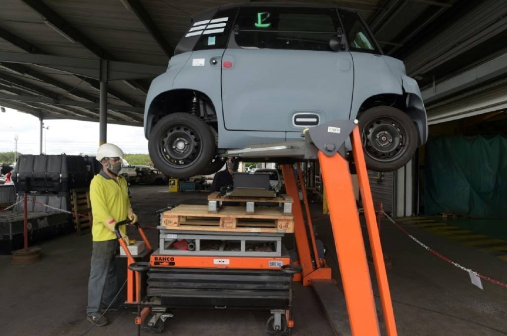 Mecânico remove a bateria de um veículo na fábrica Indra em Romorantin, centro da França,em 9 de setembro de 2021
