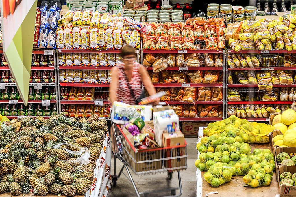 Consumidora faz compras em supermercado de São Paulo