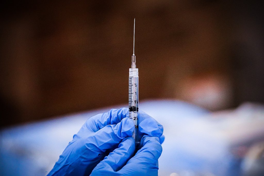Dose de vacina da Pfizer contra Covid-19 é colocada em seringa em centro de vacinação