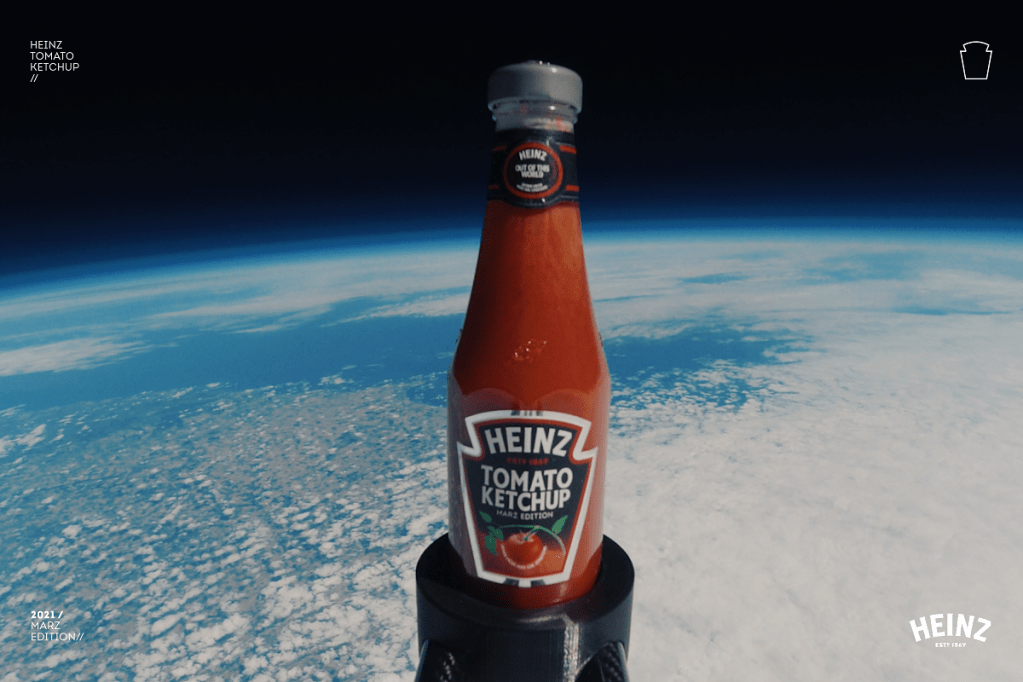 Cena do comercial introduzindo o Heinz Marz Edition, ketchup de Marte