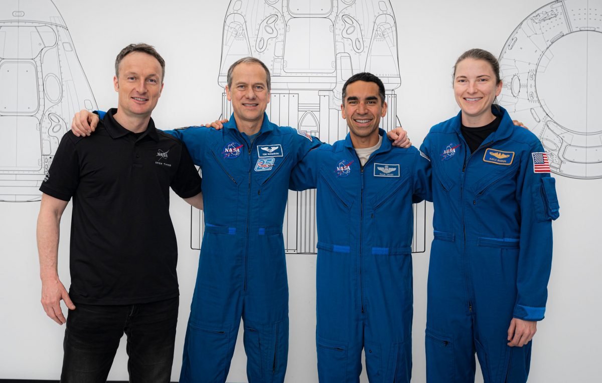 Astronautas da SpaceX que irão embarcar na missão Crew-3 posando em foto
