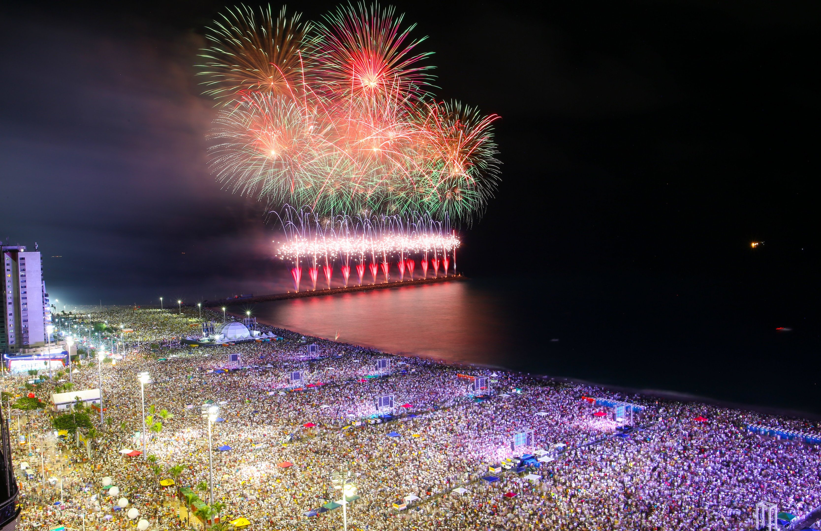 Festa do réveillon de Fortaleza na Praia de Iracema reúne cerca de 1 milhão de pessoas em 2020