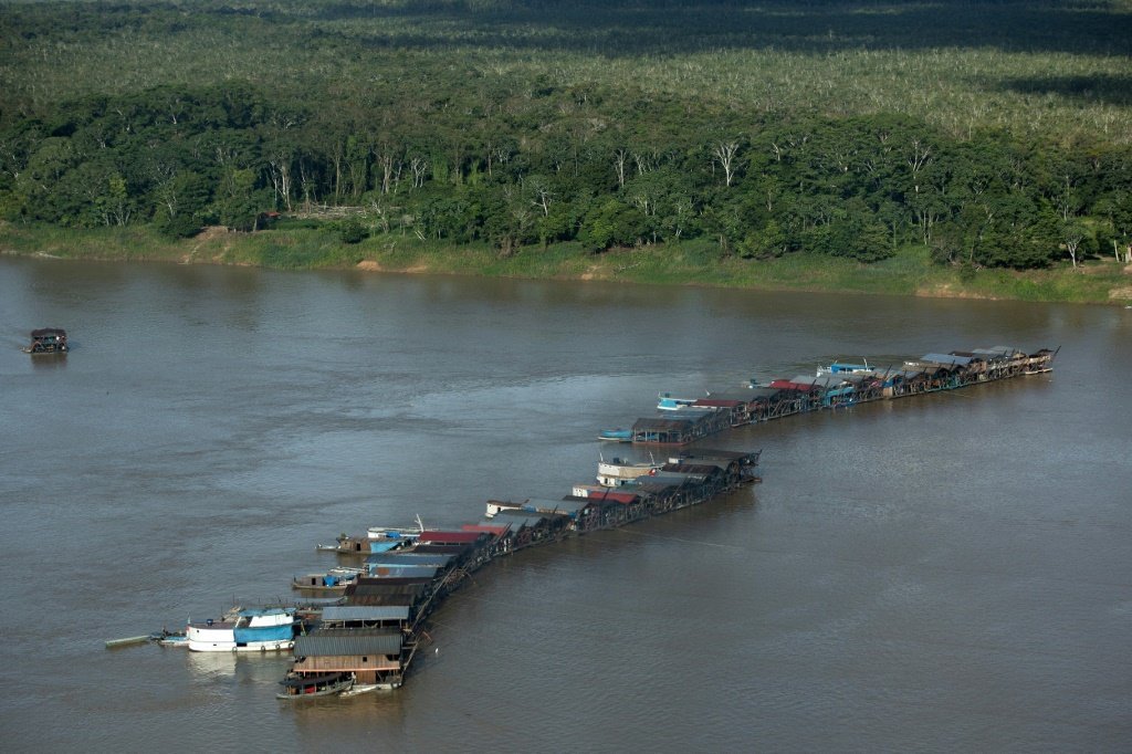Jangadas e casas de mineração montadas no rio Madeira, próximo a Rosarinho, em Autazes, estado do Amazonas, Brasil, em 23 de novembro de 2021