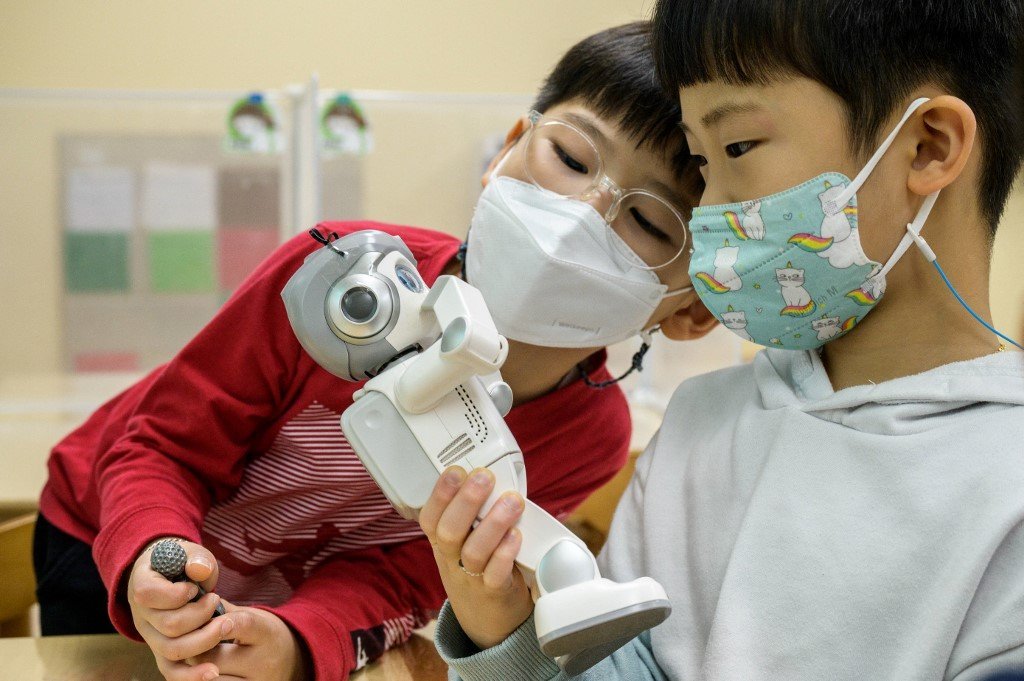 Coreia do Sul testa robôs como assistentes na pré-escola