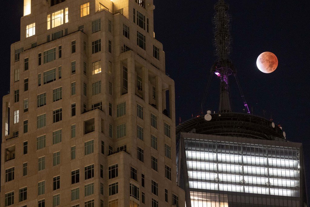 Eclipse visto peto do World Trade Center, em Nova York, Estados Unidos