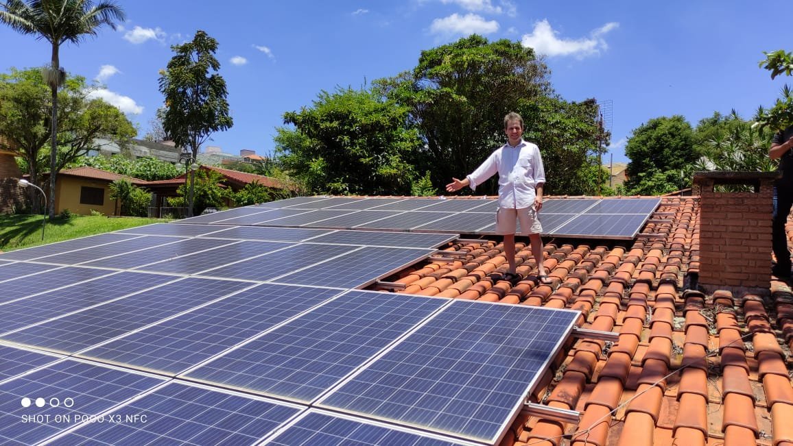 O advogado Gustavo Morel mostra os painéis de energia solar de sua casa em Atibaia, São Paulo