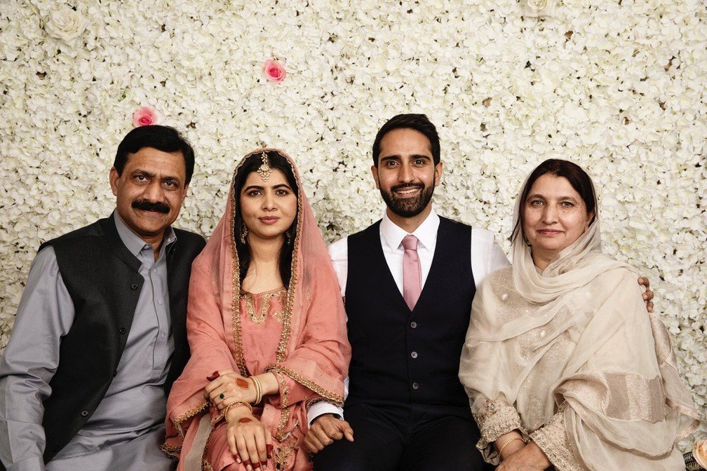 Malala e esposo Asser Malik posam ao lado dos pais em foto de casamento