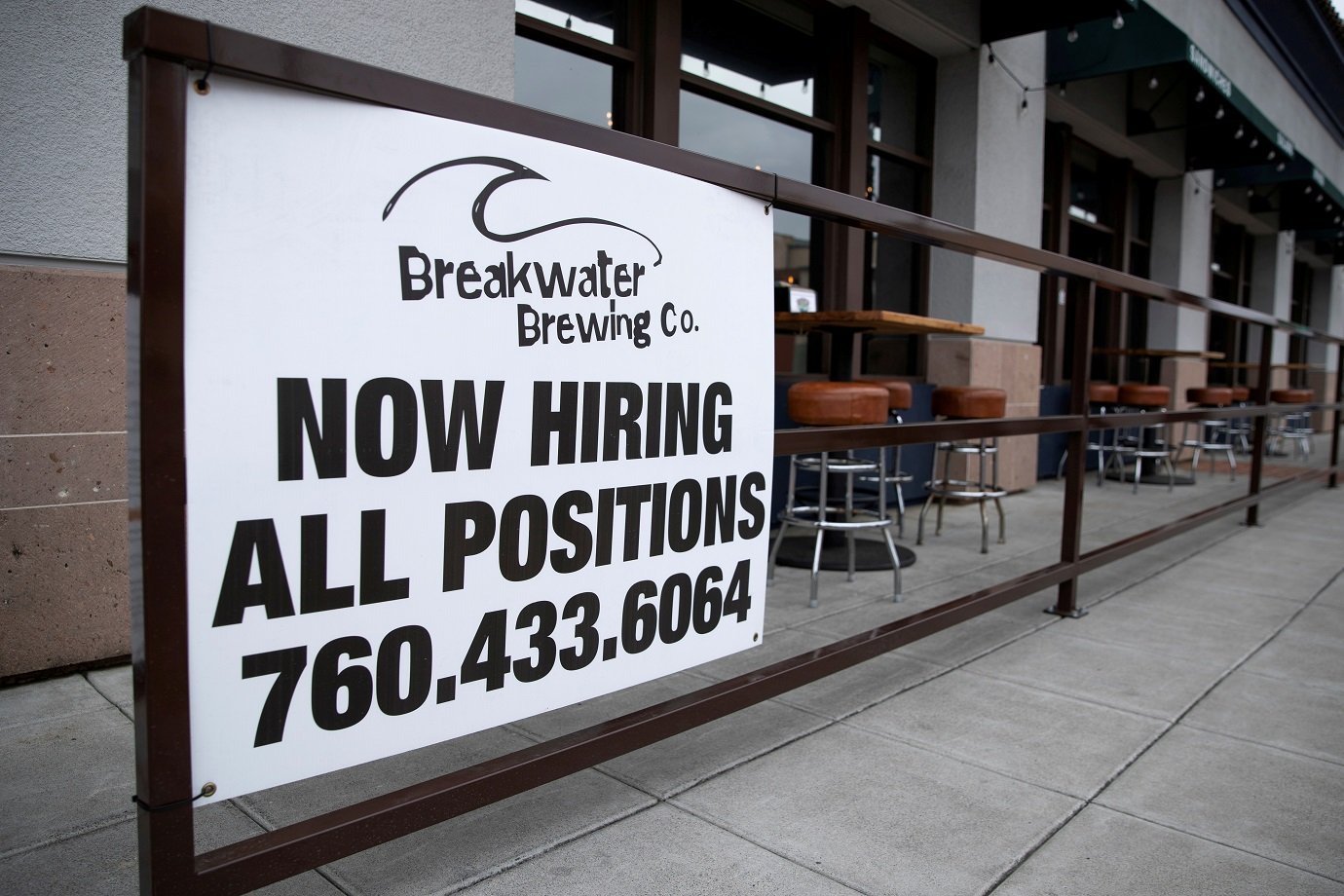 Placa sinaliza oportunidades de emprego em Oceanside, na Califórnia