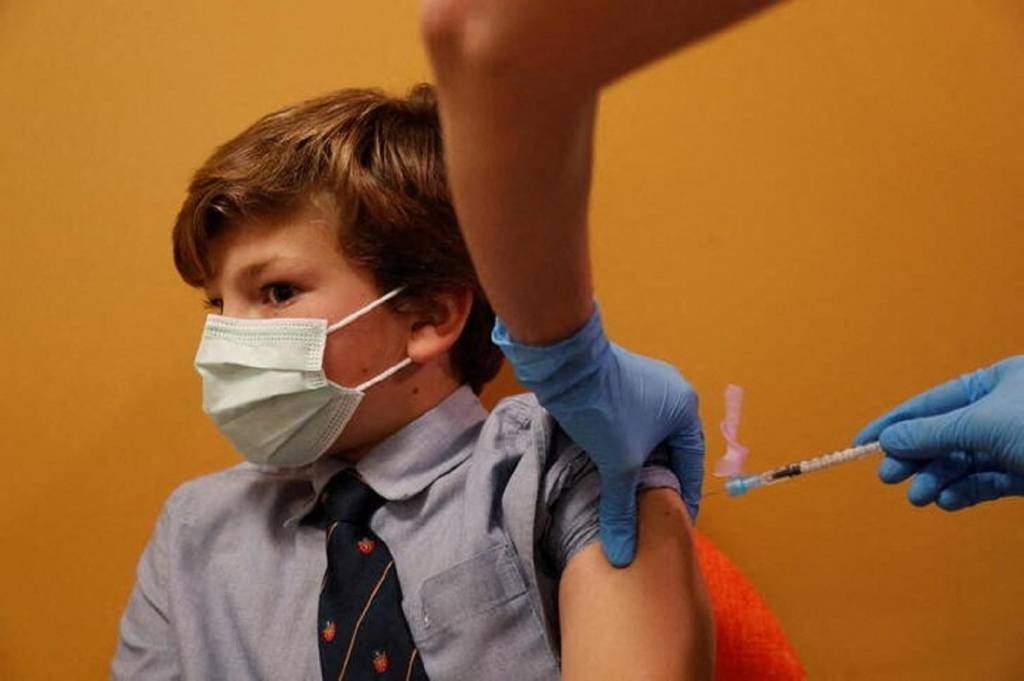 Pfizer: Menino de 9 anos é vacinado contra a covid-19 em Madri, na Espanha