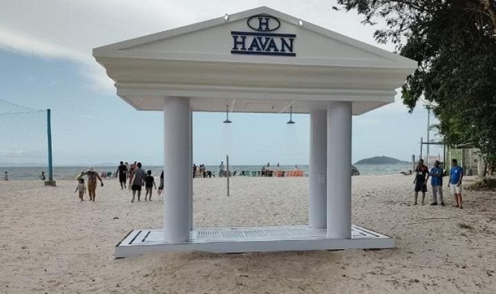 Chuveiro gigante da Havan de Luciano Hang em praia de Florianópolis causa polêmica na internet